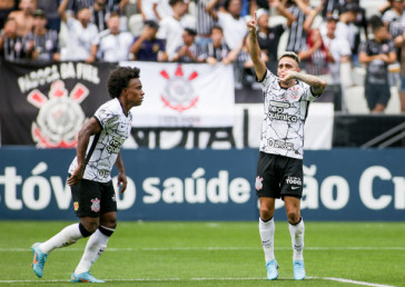 Willian e Gustavo Silva no jogo entre Corinthians e Red Bull Bragantino deste domingo