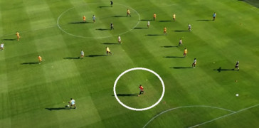 Ivan (circulado na foto) e demais goleiros iniciaram as jogadas no trabalho em campo reduzido