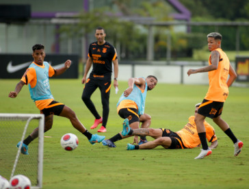 Quando a equipe perder a bola, a meta ser no recuar correndo para trs, e sim, pressionar em busca de retomar a bola mais perto do gol adversrio