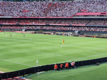 Cssio observa o time prximo da sua rea durante o jogo; goleiro ser exigido para encurtar distncia entre a linha da defesa e o gol