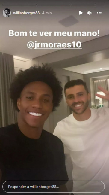 Willian publicou foto ao lado de Júnior Moraes; atacante que pertence ao Shakhtar negocia com o Corinthians