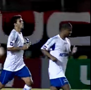 Moraes e Marcelinho em campo pelo Santo Andr, em 2009