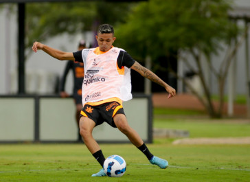Adson treinando com bola nesta quinta-feira