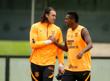 C�ssio e J� se cumprimentando em treino do Corinthians