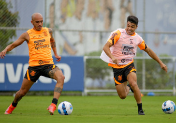 F�bio Santos e Roni disputando a bola