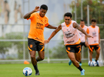 Gil e Du Queiroz em disputa de bola no treino