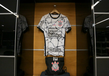Camisa do Corinthians com alguns de seus atuais patrocinadores