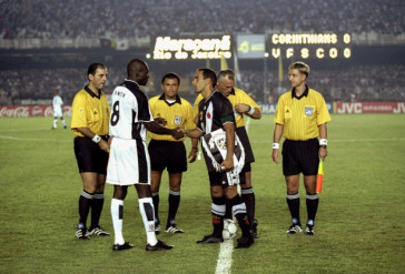 Rincn cumprimenta Edmundo antes da final do Mundial de Clubes de 2000, no Maracan
