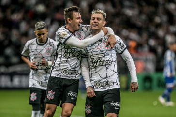 Adson, R�ger Guedes e Luca Piton comemoram o gol do Corinthians
