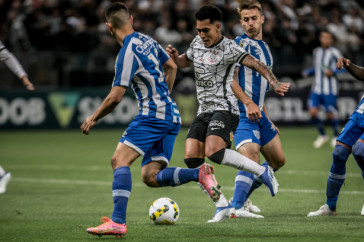 Du Queiroz durante o jogo entre Corinthians e Ava�