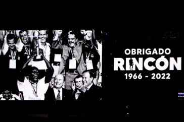 Homenagem no tel�o da Neo Qu�mica Arena para Rinc�n