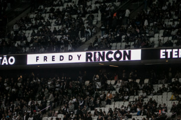 Homenagem para Rinc�n na Neo Qu�mica Arena