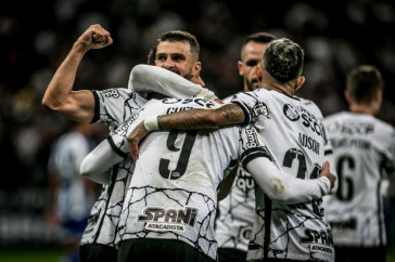 Jogadores do Corinthians comemoram gol contra o Ava�