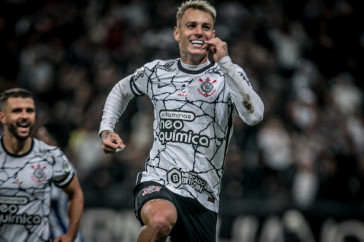 R�ger Guedes comemora seu segundo gol na Neo Qu�mica Arena