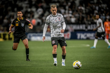 R�ger Guedes e Bruno Arleu, ao fundo, durante o jogo entre Corinthians e Ava�