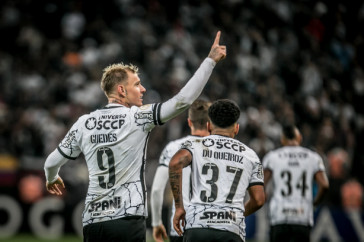 R�ger Guedes e Du Queiroz durante o jogo entre Corinthians e Ava�
