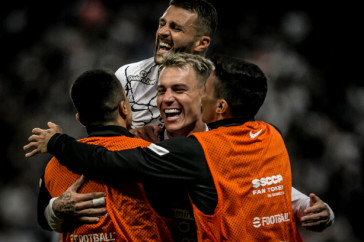 R�ger Guedes e J�nior Moraes comemoram o terceiro gol do Corinthians