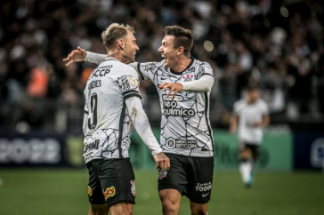 R�ger Guedes e Lucas Piton durante a vit�ria do Corinthians