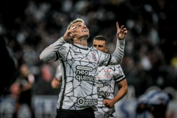 R�ger Guedes fez o terceiro gol do Corinthians na Neo Qu�mica Arena