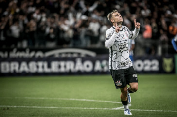 R�ger Guedes marcou tr�s gols contra o Ava�