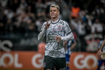 R�ger Guedes na comemora��o de um de seus gols na Neo Qu�mica Arena