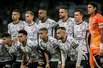 Time titular antes da bola rolar para Corinthians e Ava�