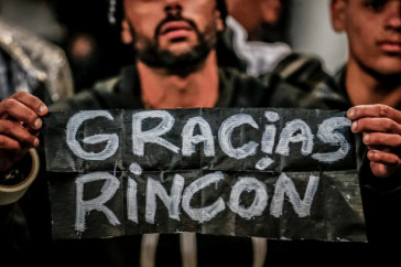 Torcedor faz homenagem a Rinc�n na Neo Qu�mica Arena