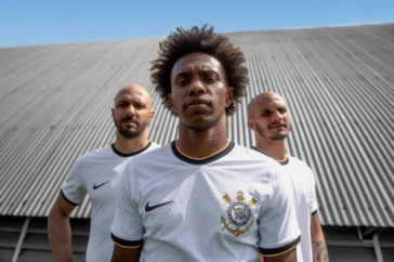Alessandro, Willian e Fbio Santos com a nova camisa do Corinthians