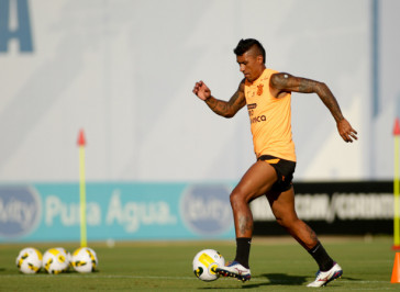 Paulinho durante treino do Corinthians