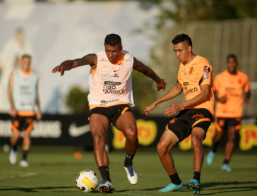 Paulinho e Cantillo durante treino do Corinthians