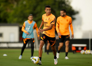 Cantillo durante treino do Corinthians