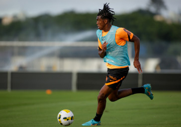 Felipe em a��o no treino do Corinthians
