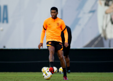 Gil durante treino do Corinthians