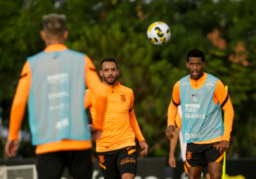 Renato Augusto e Gil durante treino do Corinthians
