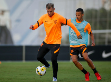 R�ger Guedes e Matheus Ara�jo durante treino do Corinthians