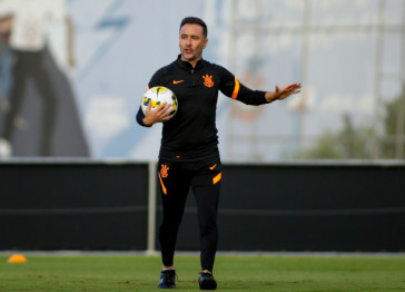V�tor Pereira durante treino do Corinthians