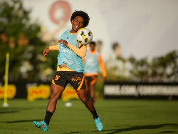 Willian durante treino do Corinthians