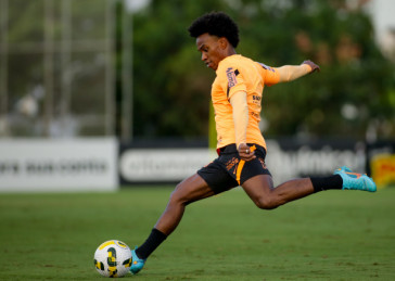 Willian durante treino do Corinthians no CT Joaquim Grava