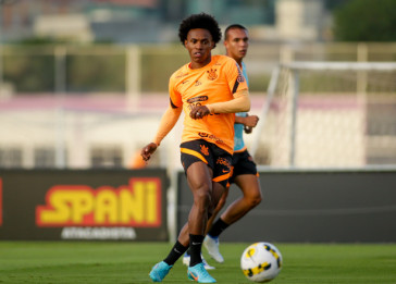 Willian em a��o no treino do Corinthians