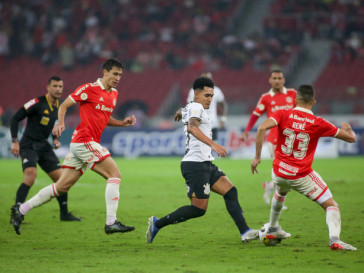 Du Queiroz em disputa de bola contra o Internacional
