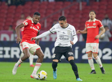 Gustavo Silva disputando bola no Beira-Rio