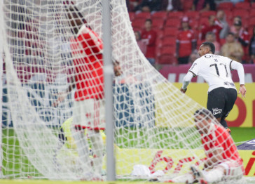 J� comemorando o gol contra o Internacional