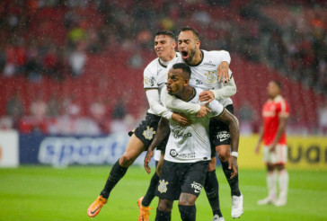 Raul Gustavo comemorando junto com Mantuan e Maycon