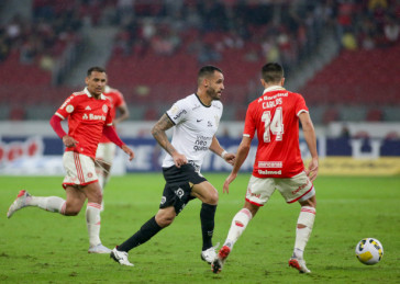 Renato Augusto durante duelo contra o Internacional