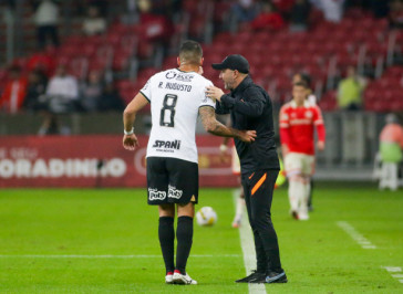 V�tor Pereira conversando com Renato Augusto no jogo contra o Internacional