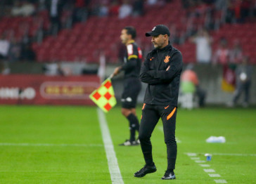 V�tor Pereira na �rea t�cnica no Beira-Rio