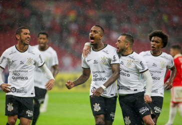 Willian, Maycon, Raul Gustavo e Bruno Melo contra o Internacional