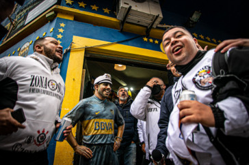 Torcedores do Corinthians ao lado de est�tua de T�vez em frente � Bombonera