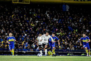 Du Queiroz durante o jogo entre Boca Juniors e Corinthians na Bombonera