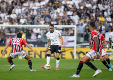 Renato Augusto em mais um jogo na Neo Qu�mica Arena